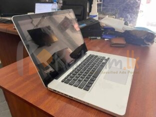 Apple laptop i7